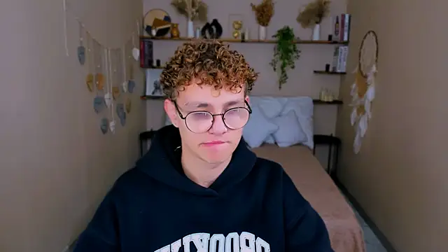 Snapshot of NathanCurl chatting on November 18, 10:31 am NathanCurl online show from November 18, 10:31 am