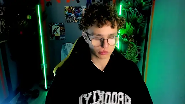 Snapshot of NathanCurl chatting on December 21, 10:33 am NathanCurl online show from December 21, 10:33 am