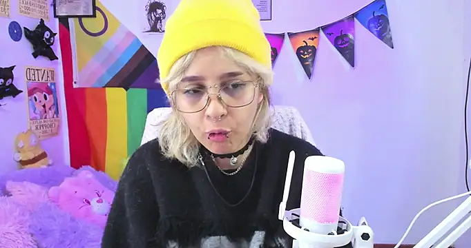 Snapshot of NekoWaifu chatting on October 25, 1:18 pm NekoWaifu online show from October 25, 1:18 pm