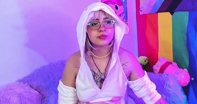 Snapshot of NekoWaifu chatting on November 9, 3:38 am NekoWaifu online show from November 9, 3:38 am