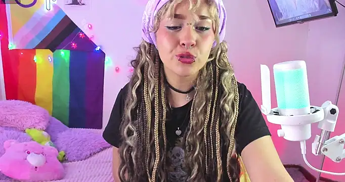 Snapshot of NekoWaifu chatting on December 1, 1:38 pm NekoWaifu online show from December 1, 1:38 pm