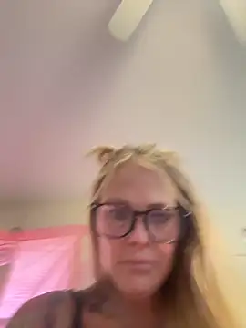 Snapshot of tattoobarbiexox chatting on October 2, 2:57 pm tattoobarbiexox online show from October 2, 2:57 pm