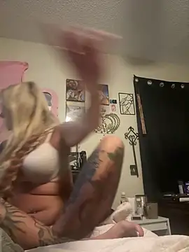 Snapshot of tattoobarbiexox chatting on October 14, 10:27 am tattoobarbiexox online show from October 14, 10:27 am