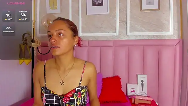 HoollyHendrix online show from February 7, 8:34 pm