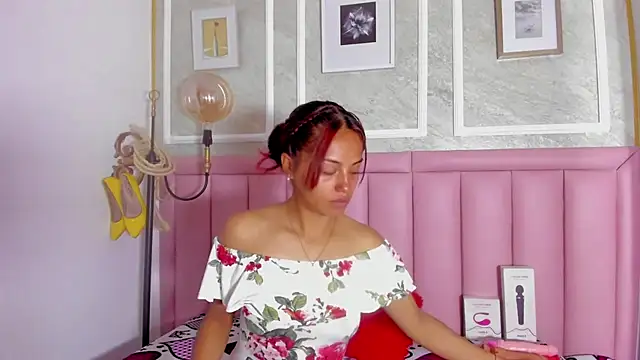 HoollyHendrix online show from February 11, 8:14 pm