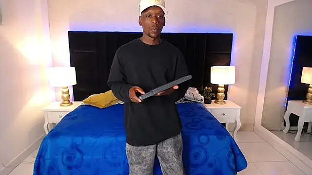 SkylerBigxxx online show from April 16, 4:02 am