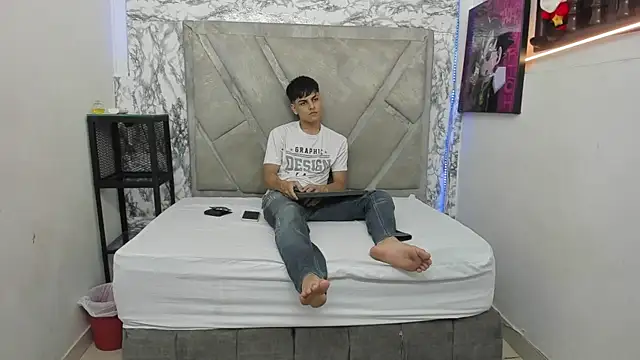 Snapshot of Logan_Jhonson chatting on October 24, 2:19 am Logan Jhonson online show from October 24, 2:19 am