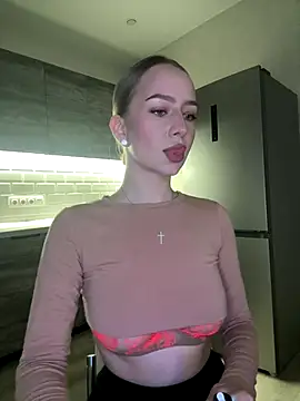 MissOyee online show from January 6, 7:17 pm