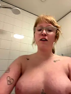 Snapshot of roxybliss3 chatting on December 17, 12:27 am roxybliss3 online show from December 17, 12:27 am