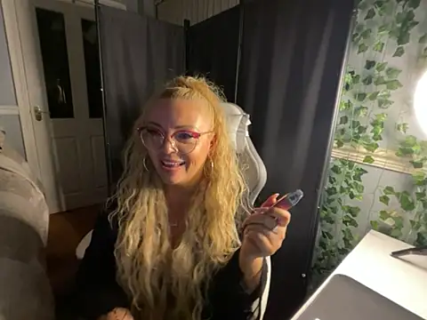 BonnyDesire online show from March 24, 8:03 pm