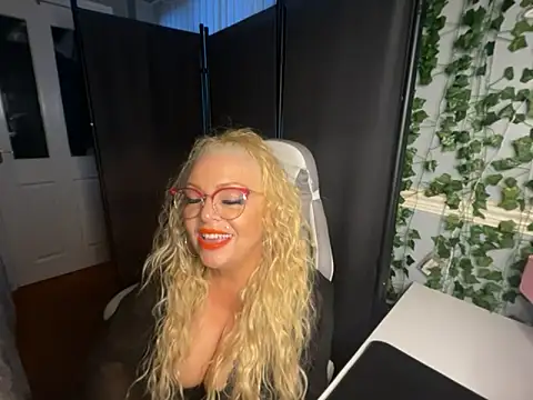 BonnyDesire online show from April 8, 7:03 pm