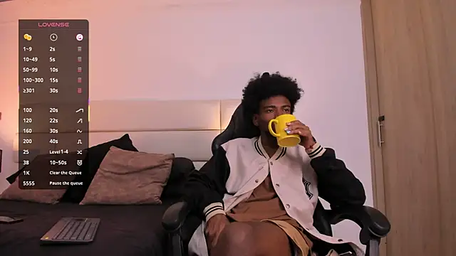 Snapshot of AllexJacob chatting on November 13, 12:59 pm AllexJacob online show from November 13, 12:59 pm