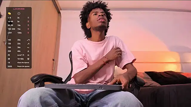 Snapshot of AllexJacob chatting on December 14, 1:27 pm AllexJacob online show from December 14, 1:27 pm