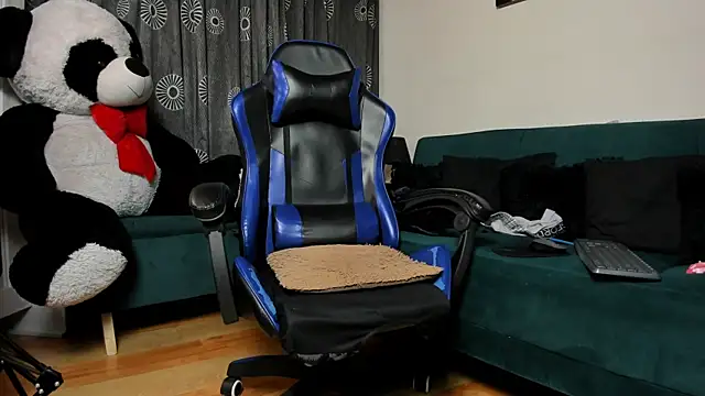 Charliejones  online show from April 6, 11:05 pm