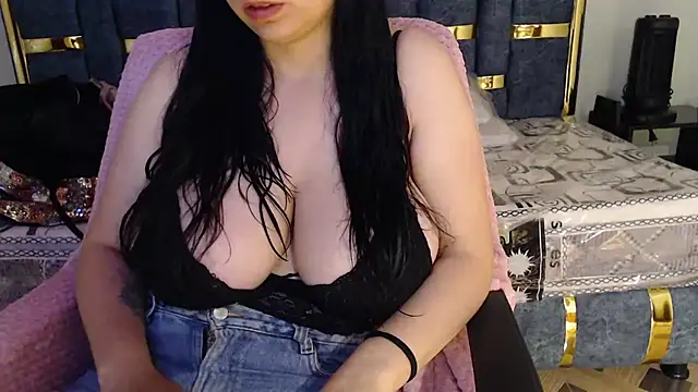 Snapshot of valery_cute_18 chatting on November 18, 12:53 pm valery cute 18 online show from November 18, 12:53 pm