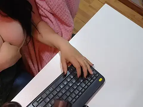 Snapshot of valery_cute_18 chatting on December 5, 12:08 am valery cute 18 online show from December 5, 12:08 am