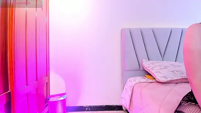 Snapshot of Doll_lauren chatting on October 16, 7:37 pm Doll lauren online show from October 16, 7:37 pm