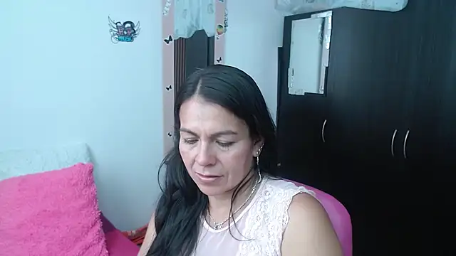 camilavargas  online show from October 3, 9:12 pm