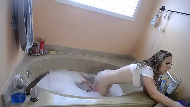 Snapshot of MoonlightMaybell chatting on October 5, 7:34 pm MoonlightMaybell online show from October 5, 7:34 pm