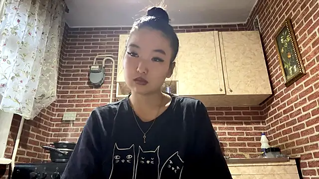 Snapshot of EmmaLeexth chatting on November 7, 11:32 am EmmaLeexth online show from November 7, 11:32 am