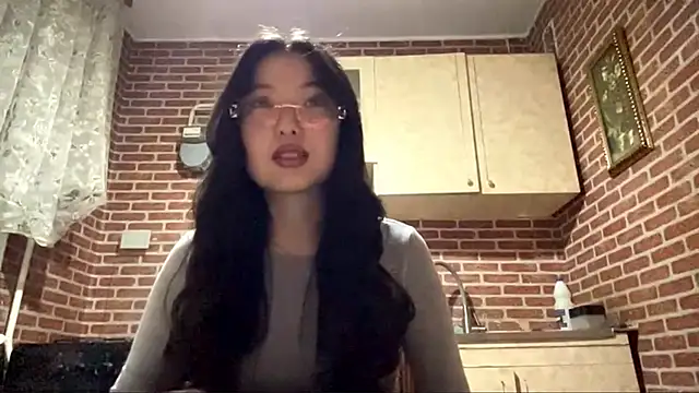 Snapshot of EmmaLeexth chatting on November 23, 1:00 pm EmmaLeexth online show from November 23, 1:00 pm