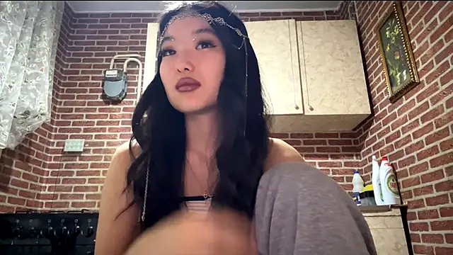 Snapshot of EmmaLeexth chatting on December 21, 2:24 pm EmmaLeexth online show from December 21, 2:24 pm