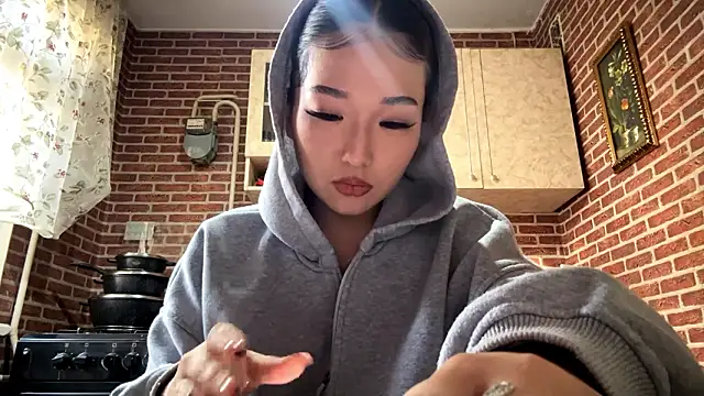 EmmaLeexth online show from March 19, 11:25 am