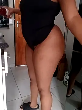 Snapshot of FeminineLady chatting on February 17, 8:44 am FeminineLady online show from February 17, 8:44 am