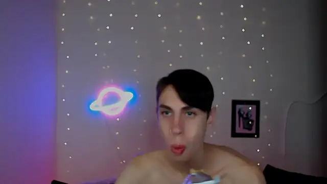 Snapshot of AlexNaughty14 chatting on December 21, 10:33 am AlexNaughty14 online show from December 21, 10:33 am