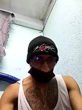 Snapshot of Crazygrillo69 chatting on December 20, 10:22 am Crazygrillo69 online show from December 20, 10:22 am