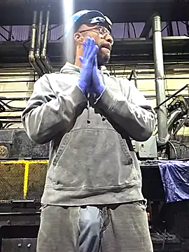 Snapshot of Justahungdad chatting on November 17, 12:22 pm Justahungdad online show from November 17, 12:22 pm