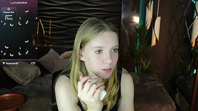 Snapshot of Layla_Glam chatting on September 19, 8:05 am Layla Glam online show from September 19, 8:05 am