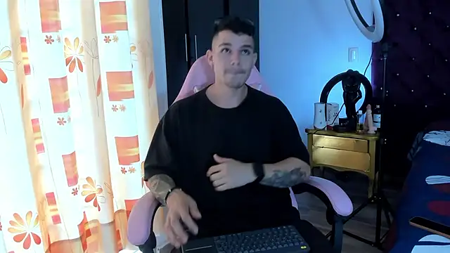 Snapshot of BooyHott_ chatting on November 24, 7:02 pm BooyHott online show from November 24, 7:02 pm