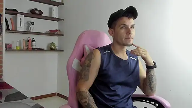 Snapshot of BooyHott_ chatting on December 18, 7:42 pm BooyHott online show from December 18, 7:42 pm