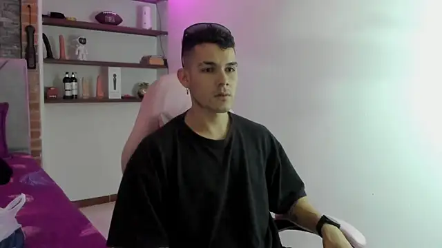 Snapshot of BooyHott_ chatting on December 21, 7:43 pm BooyHott online show from December 21, 7:43 pm