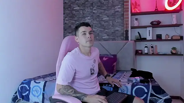 Snapshot of BooyHott_ chatting on January 7, 7:27 pm BooyHott online show from January 7, 7:27 pm