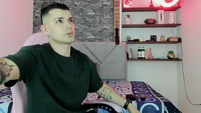 Snapshot of BooyHott_ chatting on January 8, 8:11 pm BooyHott online show from January 8, 8:11 pm