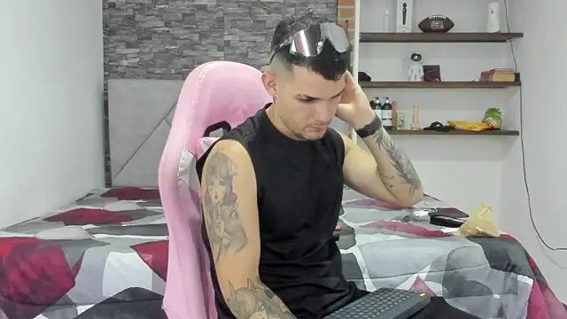 Snapshot of BooyHott_ chatting on February 12, 7:20 pm BooyHott online show from February 12, 7:20 pm