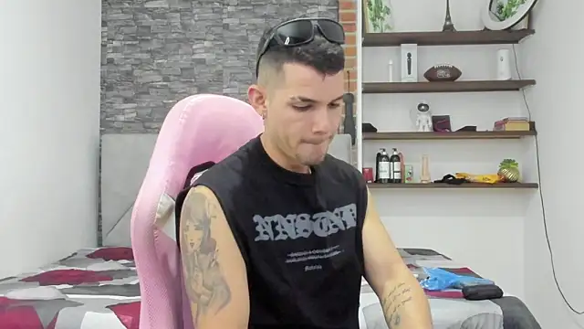 Snapshot of BooyHott_ chatting on February 14, 6:59 pm BooyHott online show from February 14, 6:59 pm