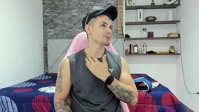 Snapshot of BooyHott_ chatting on February 18, 7:21 pm BooyHott online show from February 18, 7:21 pm