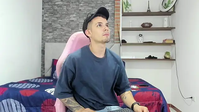 Snapshot of BooyHott_ chatting on February 19, 7:43 pm BooyHott online show from February 19, 7:43 pm