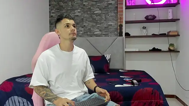 Snapshot of BooyHott_ chatting on February 21, 7:37 pm BooyHott online show from February 21, 7:37 pm