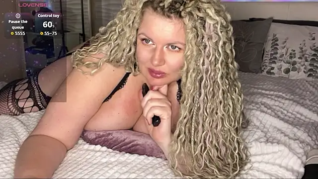 Snapshot of Nivika chatting on September 21, 11:17 pm Nivika online show from September 21, 11:17 pm