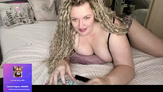 Snapshot of Nivika chatting on October 3, 7:38 am Nivika online show from October 3, 7:38 am