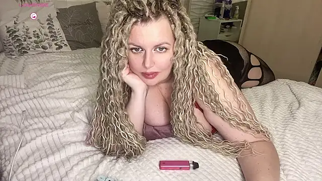 Snapshot of Nivika chatting on November 6, 8:21 pm Nivika online show from November 6, 8:21 pm