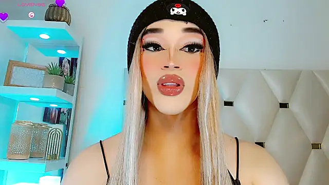 Snapshot of _IsabellaRousse chatting on February 6, 8:23 pm IsabellaRousse online show from February 6, 8:23 pm