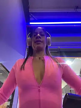 Snapshot of KatThomas chatting on November 13, 11:03 pm KatThomas online show from November 13, 11:03 pm