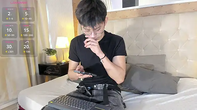 Snapshot of liam_twiink chatting on November 9, 7:45 pm liam twiink online show from November 9, 7:45 pm