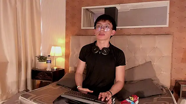 Snapshot of liam_twiink chatting on November 12, 6:52 pm liam twiink online show from November 12, 6:52 pm