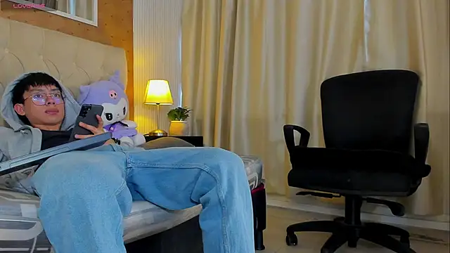 Snapshot of liam_twiink chatting on November 27, 7:27 pm liam twiink online show from November 27, 7:27 pm